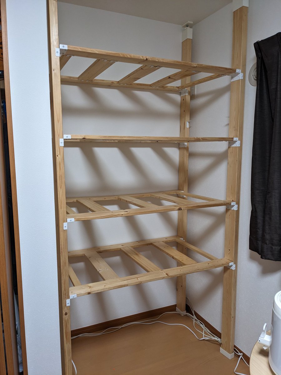 katsushun89's tweet photo. 今度はこの2x4棚を他の部屋に移動させる。これを作った時はここから動かすことはないと思ったのに。 https://t.co/q6JfoElhu7