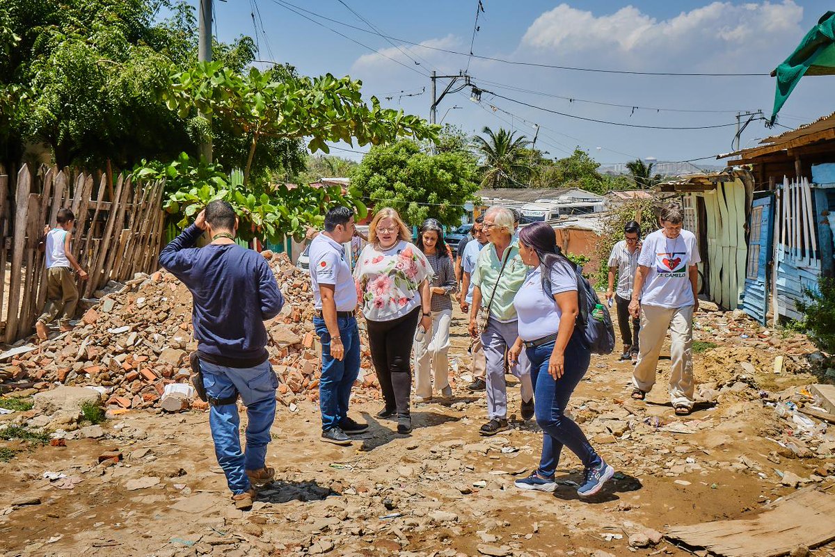 Durante su recorrido en el departamento del #Atlántico, la Directora @AAstrideliana visitó el sector de Villa Caracas en Barranquilla, para verificar las condiciones de las familias y los más de 1.200 niños, niñas y adolescentes de nacionalidad venezolana que allí habitan.
