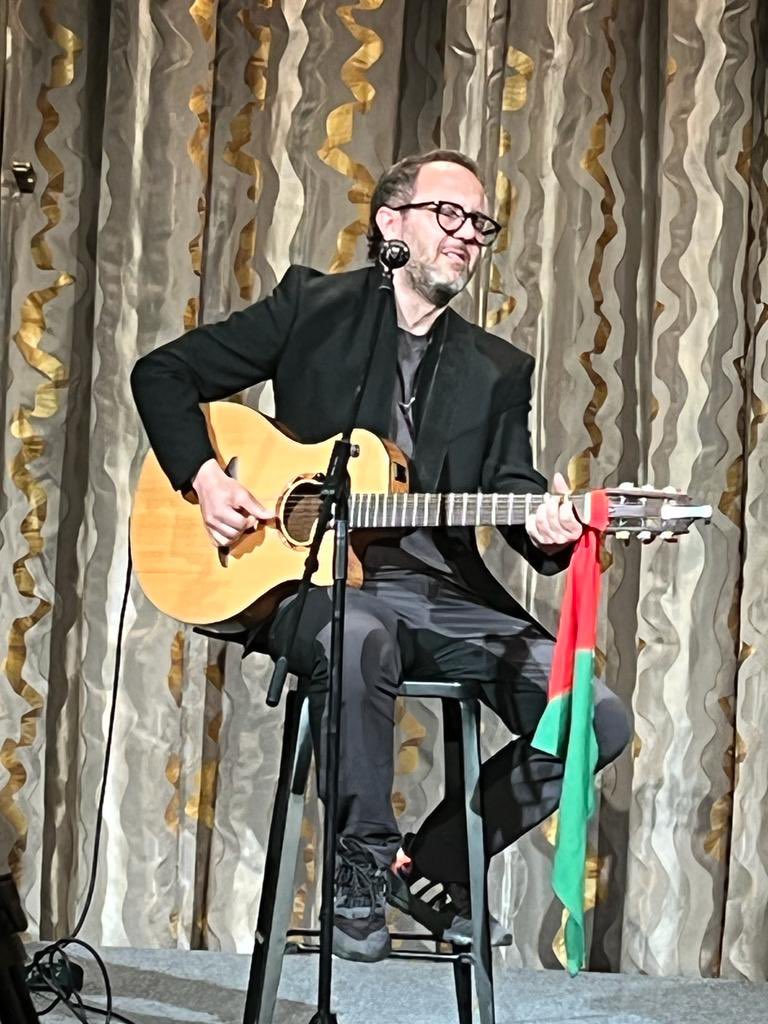 He terminado 
mi gira “Hasta que amemos la vida“ hoy aquí en Paris.
Me he cumplido a mi y a mis sueños, a mi familia y a mi causa . Gracias a todas las personas que la hicieron posible, que asistieron a los conciertos. Hacer música por la paz es mi ofrenda y mi felicidad.