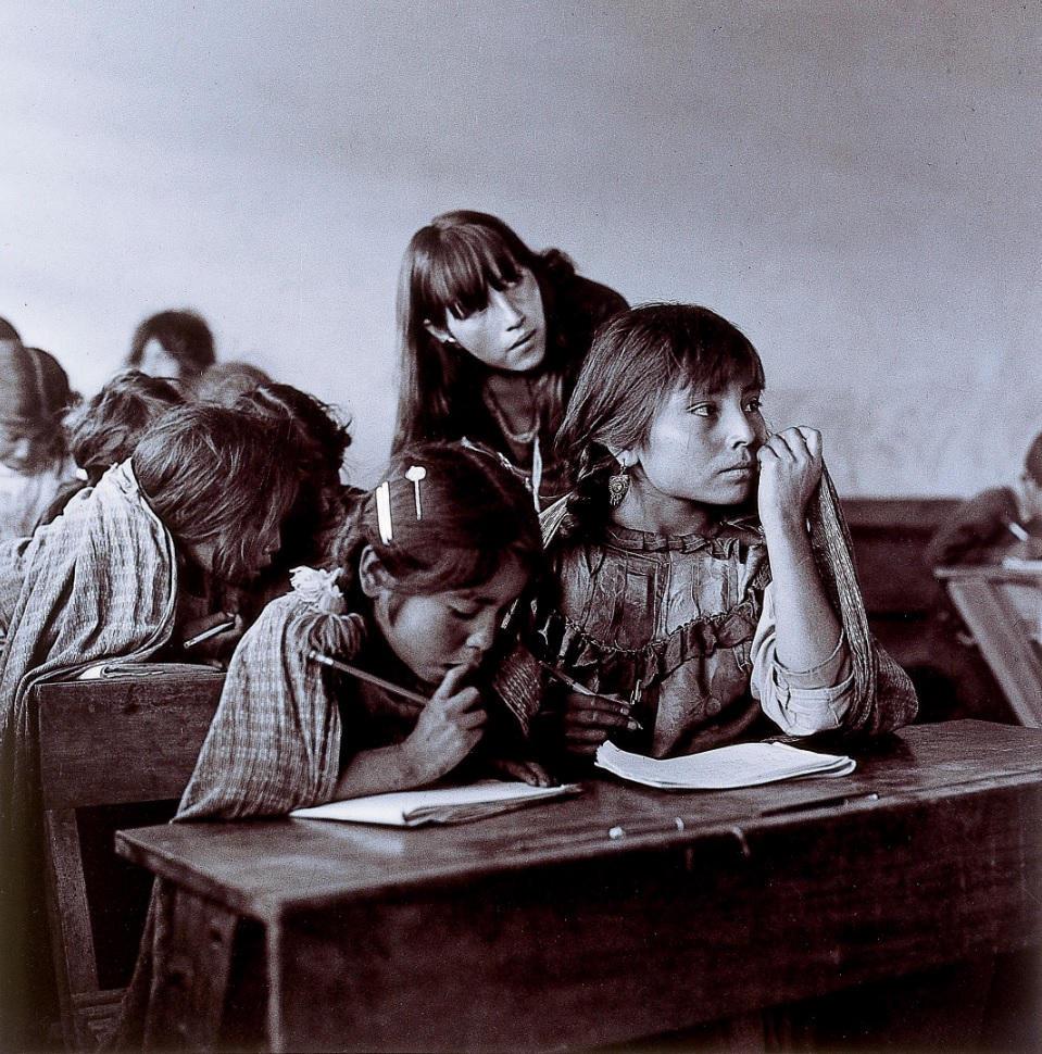 MemoricaMexico's tweet photo. Las fotos de Mariana Yampolsky retratan con sensibilidad las  tradiciones mexicanas, así como la vida cotidiana de hombres, mujeres y niños. Por ello han sido seleccionadas como patrimonio de la humanidad.  🎞️✨🇲🇽

«Escuela mazahua» 📸 https://t.co/DZPKeSyAe2 

#HazMemoria https://t.co/SWI3oTQCAT