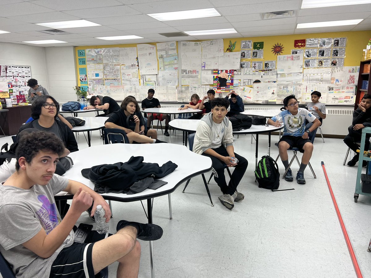 lezah41's tweet photo. #Flms
Communicating with our future leaders
#TrackTeam https://t.co/4HTyGSKh2q