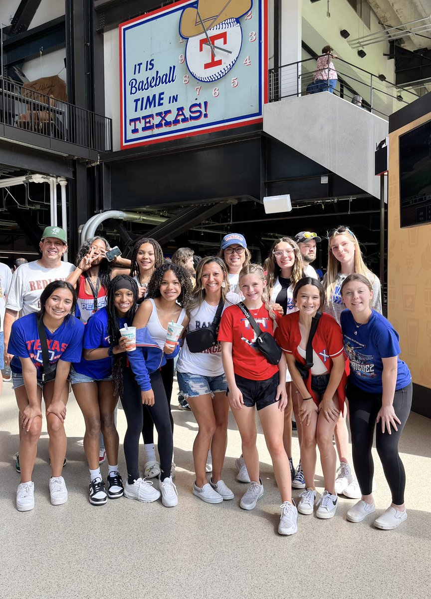 fjhladywarriors's tweet photo. Even though the Rangers didn’t come out on top we still had a BLAST! Rewarding these girls was easy! What a GREAT group of Lady Warriors we have! ❤️⚾️💙 #TheFutureIsBright #WeWillMissYou #EighthGraders @FinleyJrHigh @hachiesports https://t.co/Bk5IAJTfw8