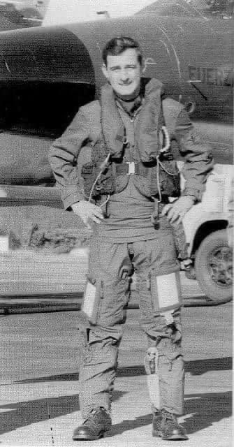 El futbolista campeón del mundo Osvaldo Ardiles jugaba en 1982 en el Tottenham Hotspur de Inglaterra. Cuando comenzó la guerra de Malvinas, el 2 de abril, dijo que no podía jugar en un país que estaba en guerra con Argentina y fue cedido al París Saint German, de Francia.    
En