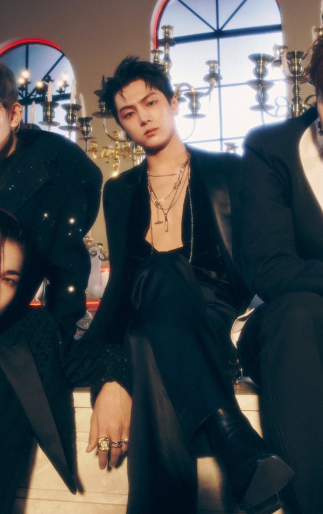 บางคนอาจจะคิดไม่ได้อะไรกับการที่เจย์ได้ลุคนี้ในคอนเซ็ปท์แต่นี่ดูโตขึ้นเยอะมากกกเพราะปกติเดแรกๆและในไอแลนเจย์ดูเป็นคนลุคดูโตกว่าอายุจริงแต่ความเป็นจริงปีนี้พึ่ง21 ปีเองค่ะ และยิ่งตัดผมไม่เซตเด็กน้อยสุด มาลุคเมื่อคืนดูโตขึ้นมากก กริ๊ดดด😭😭 ภูมิใจเพราะน้องเก่งขึ้น555