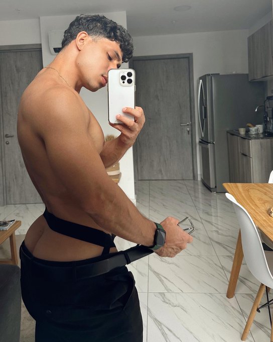 Can you use your leash with me?🥺 https://t.co/3N0QFqU6UB