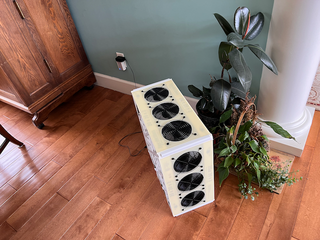 cleanairkits's tweet photo. We have protos with powerful Arctic P14 or SickleFlow aside the dining room. But according to these experiments https://t.co/tMUTy9FOYw, a 100 cfm purifier at the center of a table (like a #Fandelier) can directly intercept a strong majority of exhaled pathogens. https://t.co/f17RDL0Dy3