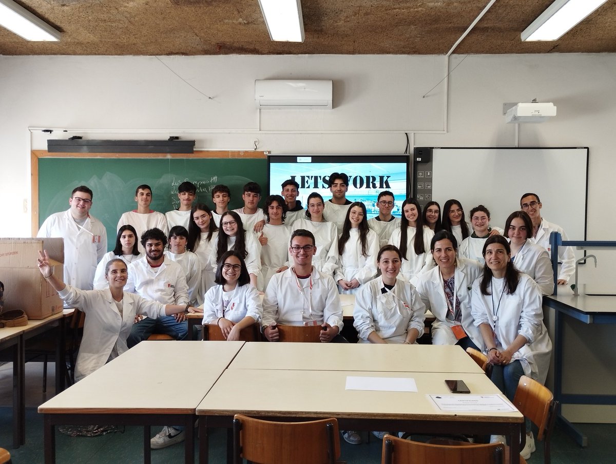 MicroMundo_IUCS's tweet image. Micromundo aimed to spread knowledge in the area of microbiology to school students, while forming ties between MicriTAs and MicriCEs.
Having reached the end of the session 4, we would like to thank all the students for their collaboration, and especially professora Cátia Santos!