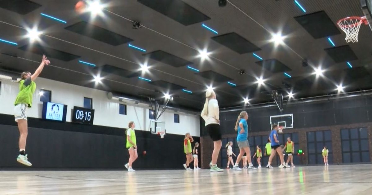 NoahSaccoTV's tweet photo. SPORTS SPOTLIGHT!

Beginning as a training facility for @KeithRanschau's daughters, "The Ranschau Gym" has grown into a sought-after space for some of the region's top hoopers and trainers, a court with character among the cornfields!

WATCH HERE🏀⏬
https://t.co/gnwVpK4yHa https://t.co/I4BxTcGWIl