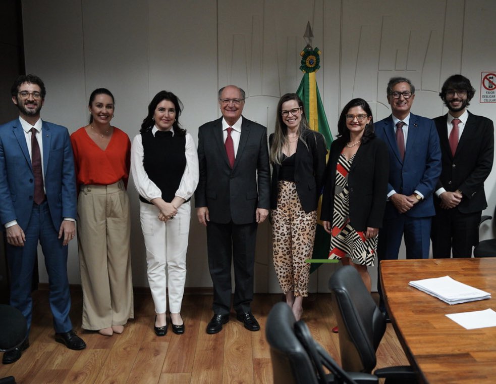 Boa conversa com a Ministra do Planejamento e Orçamento, <a href="/simonetebetbr/">Simone Tebet</a>, sobre as negociações do Acordo Mercosul-União Europeia. A conclusão de um acordo equilibrado revitalizará as relações econômicas entre nossas regiões, estimulando novos investimentos e trazendo mais