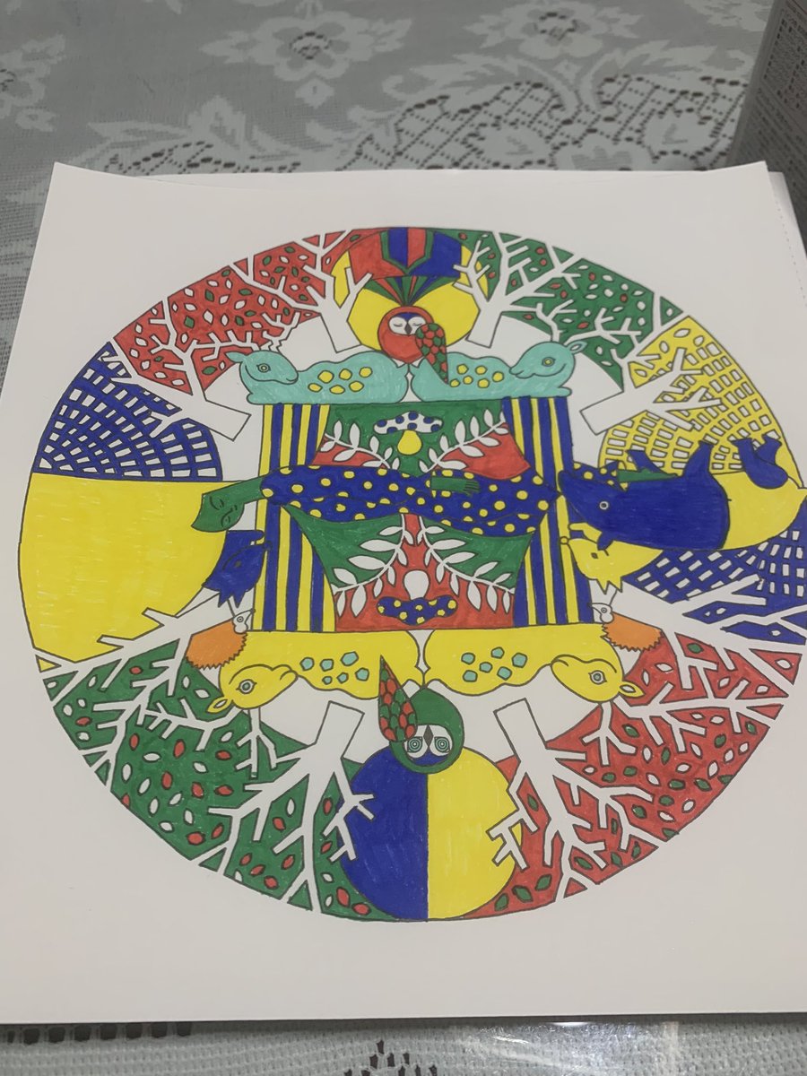 maneko2525's tweet photo. 姪っ子（高校生）が塗った塗り絵。
才能ありすぎ。

テーブルクロスからあふれる実家感。 https://t.co/WrXCYa1ypq