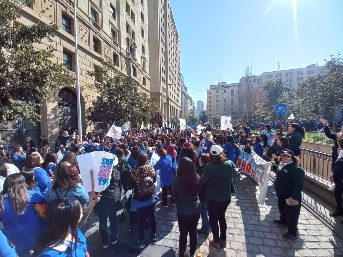 aprojunji2020's tweet photo. #ParoNacional APROJUNJI hoy fuera de Ministerio de Hacienda #Marcel @mariomarcelc favor revise las solicitudes de Presupuesto de @JUNJI_Chile  con sectorialista y de respuestas a la crisis que se vive hoy y que perjudica a miles de niñas/os y trabajadoras/es. @GabrielBoric https://t.co/A5RVxmTjhz