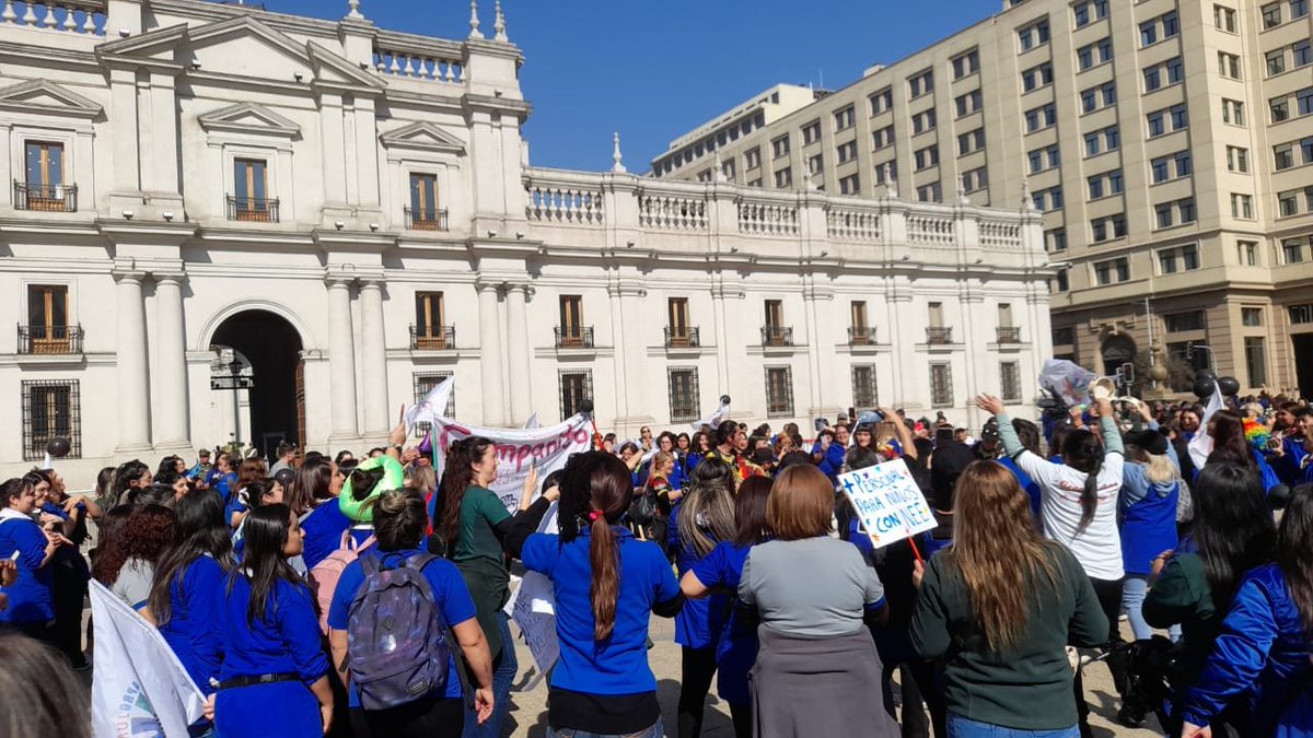 aprojunji2020's tweet photo. #ParoNacional APROJUNJI hoy fuera de Ministerio de Hacienda #Marcel @mariomarcelc favor revise las solicitudes de Presupuesto de @JUNJI_Chile  con sectorialista y de respuestas a la crisis que se vive hoy y que perjudica a miles de niñas/os y trabajadoras/es. @GabrielBoric https://t.co/A5RVxmTjhz