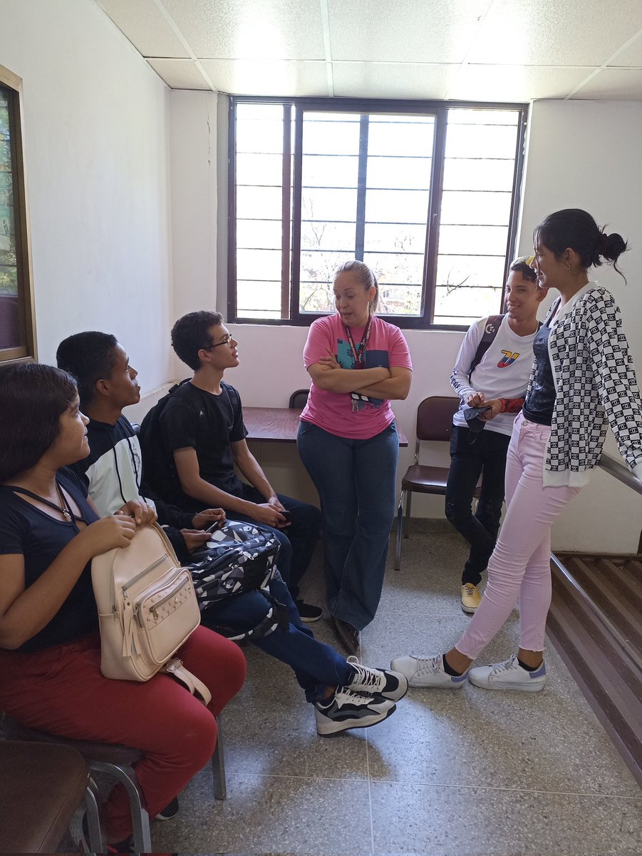 ValentinaTrov15's tweet photo. En la Morita conversando con jóvenes de recién ingreso a la UC mediante las distintas modalidades: OPSU, méritos academicos, méritos b y méritos culturales... que hoy tenian su bienvenida a la vida universitaria.
#PRIOV
#actuarmás https://t.co/j4Ib1UEfgS