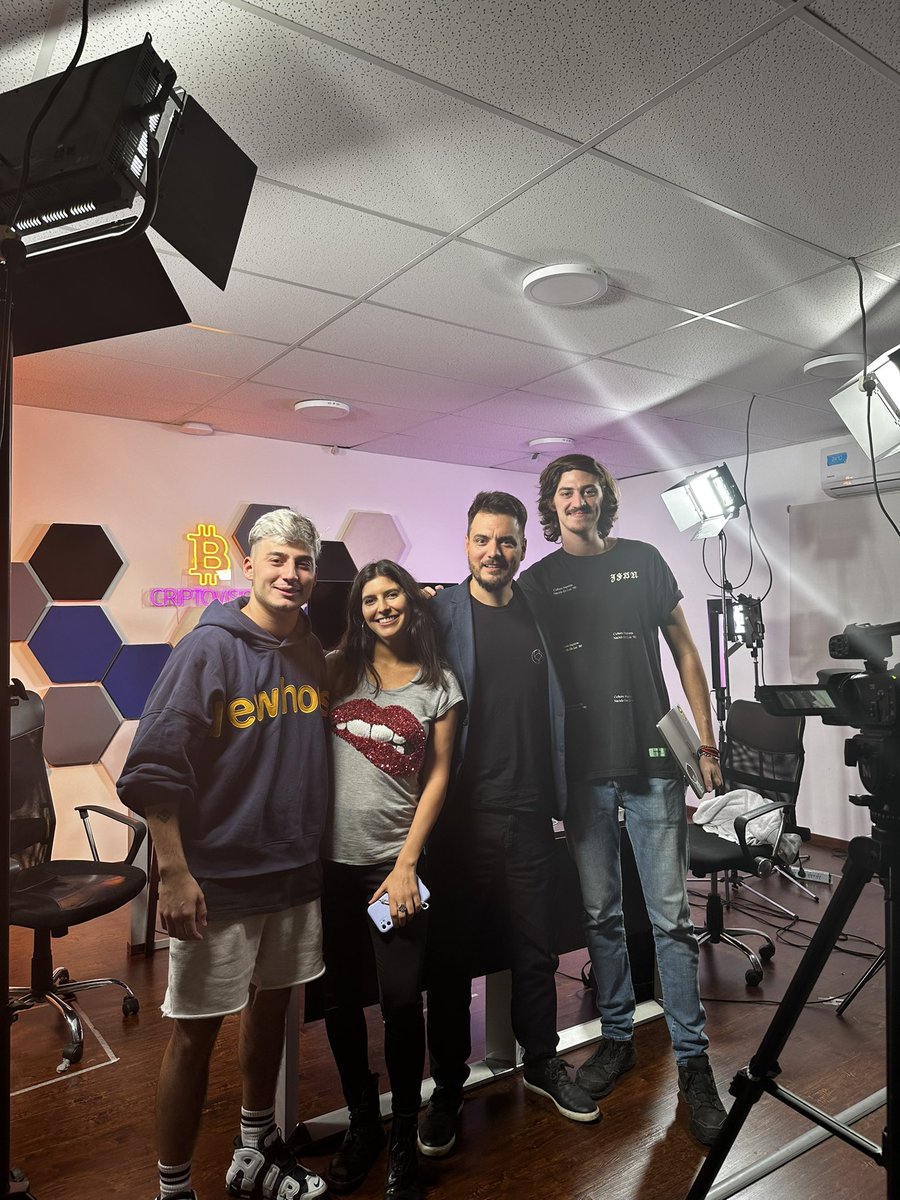 criptovisiontv's tweet photo. Salimos con el capítulo de esta semana —-> https://t.co/NiKR5GGjzD

#CompraElRumor 🍿
El video podcast de #Criptovision!

@MartínFerratto @iapezteguia @stephiecherni y #SantiagoCoates analizan toda la actualidad cripto

Esta semana contamos con la presencia de @urieldemartini. 

No te pierdas estos 45 minutos de contenido a todo cripto!