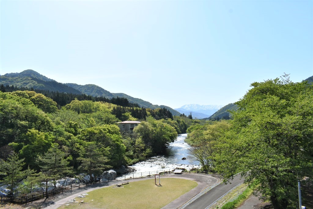 yaruzoh's tweet photo. おはようにゃ！気温19.2℃、湿度53％ 陽ざしが強く熱中症に注意が必要な位の たるが橋周辺です★
GWイベントは、お隣 聖籠町から合同連 光さん演舞、胎内市のバレエ教室 #DanceFanSpace 未就学児の発表会、元気集団 #よさこい中条和組 米粉ジャパンを含む３曲披露～。
#今ちょっとカオス的な雰囲気が https://t.co/pW4gGWtv4h