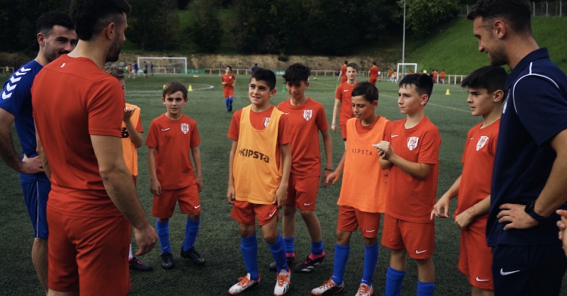 SDLEIOAoficial's tweet photo. #DenonArteanLortukoDugu

🫂 Los jugadores del Primer Equipo visitaron ayer a los alevines del Club, invitándoles a que acudan al #LeioaBasconia del sábado (17:30).

ESTO ES LO QUE PASÓ 👇

#AupaLeioaBETI 💙❤️
