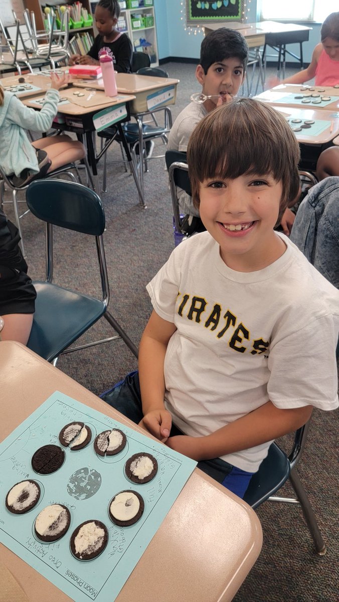 Weatherstone4th's tweet photo. I can't think of a better way to practice the phases of the moon than with oreo cookies! Nice work, 4th graders! https://t.co/0TNSjshAnE