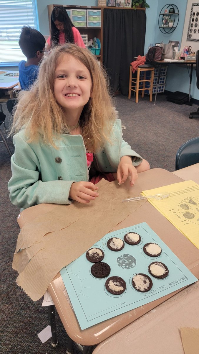 Weatherstone4th's tweet photo. I can't think of a better way to practice the phases of the moon than with oreo cookies! Nice work, 4th graders! https://t.co/0TNSjshAnE