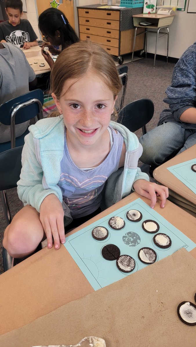 Weatherstone4th's tweet photo. I can't think of a better way to practice the phases of the moon than with oreo cookies! Nice work, 4th graders! https://t.co/0TNSjshAnE