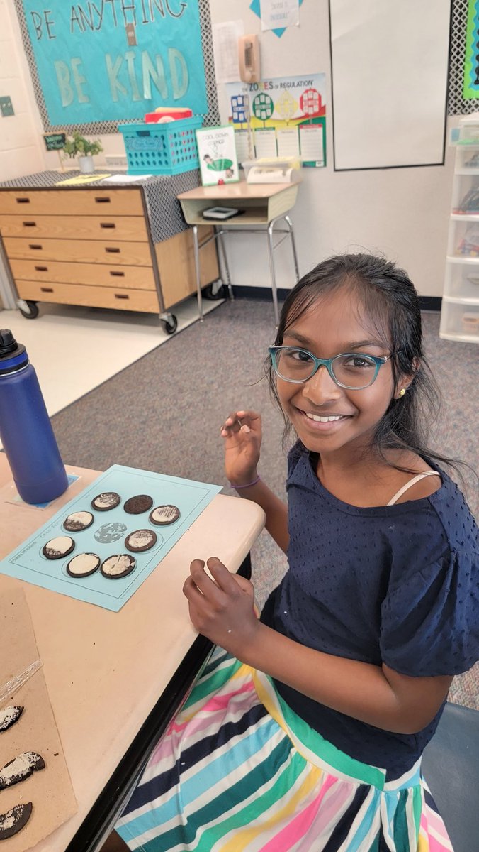 Weatherstone4th's tweet photo. I can't think of a better way to practice the phases of the moon than with oreo cookies! Nice work, 4th graders! https://t.co/0TNSjshAnE