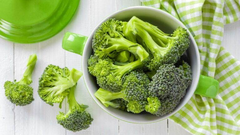 CocinayVino's tweet photo. Pocos minutos⌚, eso es lo que recomendamos a la hora de cocinar brócoli🥦. https://t.co/y0bGxuSYJY https://t.co/c0EmfmC1kh