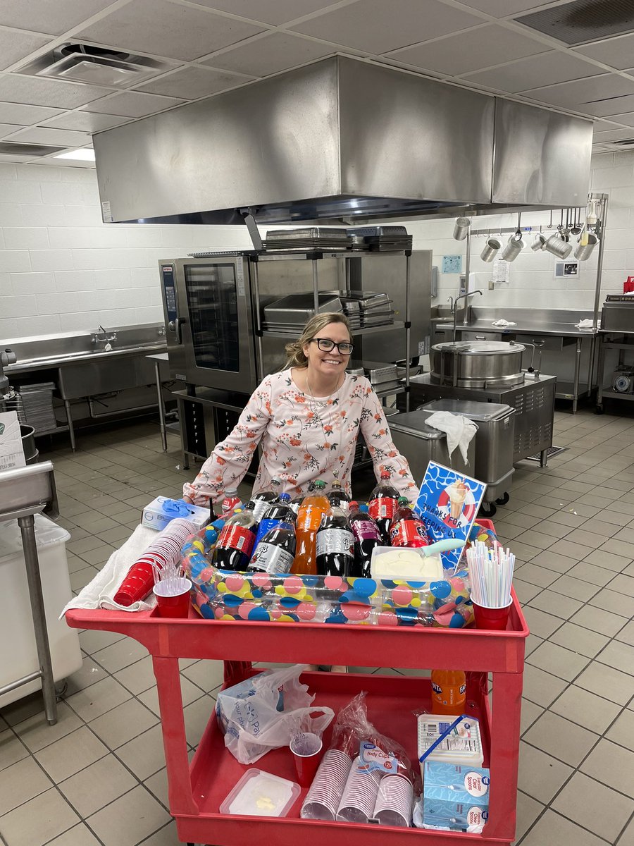 Parks_AS's tweet photo. I β€οΈour treat cart days because I see every staff member and this time was extra special w/ 5th grade helpers. They loved thanking our amazing teachers @montclair_elem #keepingusafloat #montypride https://t.co/WTnJ2JIJg6