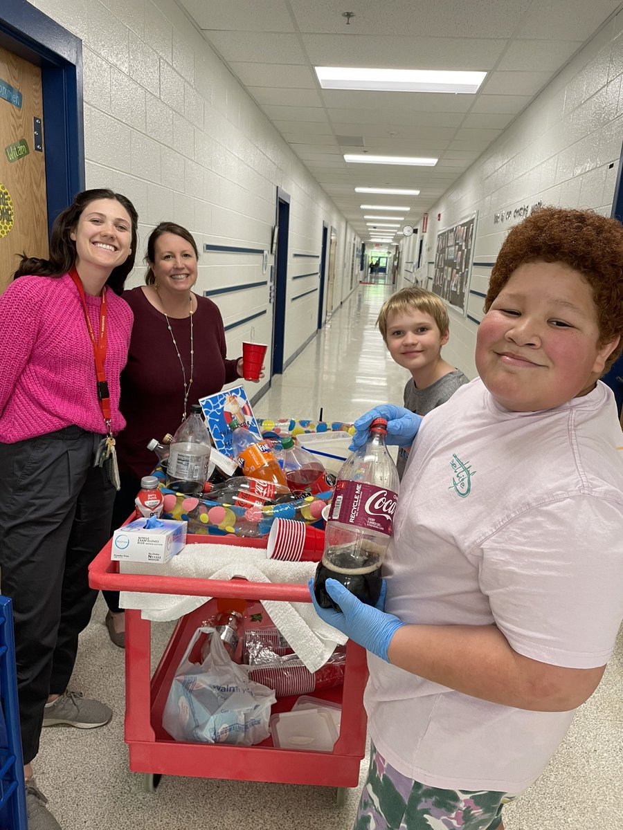 Parks_AS's tweet photo. I β€οΈour treat cart days because I see every staff member and this time was extra special w/ 5th grade helpers. They loved thanking our amazing teachers @montclair_elem #keepingusafloat #montypride https://t.co/WTnJ2JIJg6
