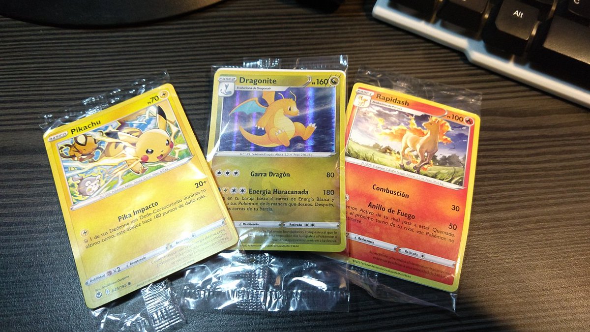 bamcelot's tweet photo. ahí la llevo Vualá, con mis tarjetas Pokémon https://t.co/5KTq8JTjTt
