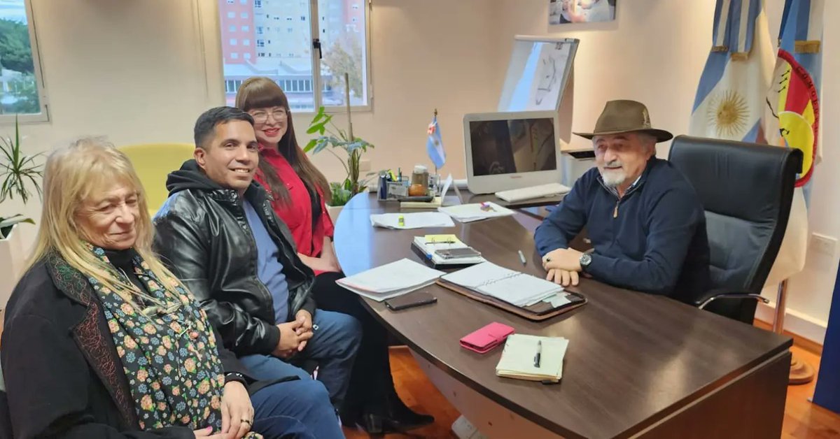 RotaryComodoro's tweet photo. Hoy 03 de Mayo estuvimos reunidos junto al Vice Intendente de la ciudad Con quien estuvimos charlando de la situación actual del club y de los proyectos ,también  de Rotaract e Interact https://t.co/6CzWUrGZSV