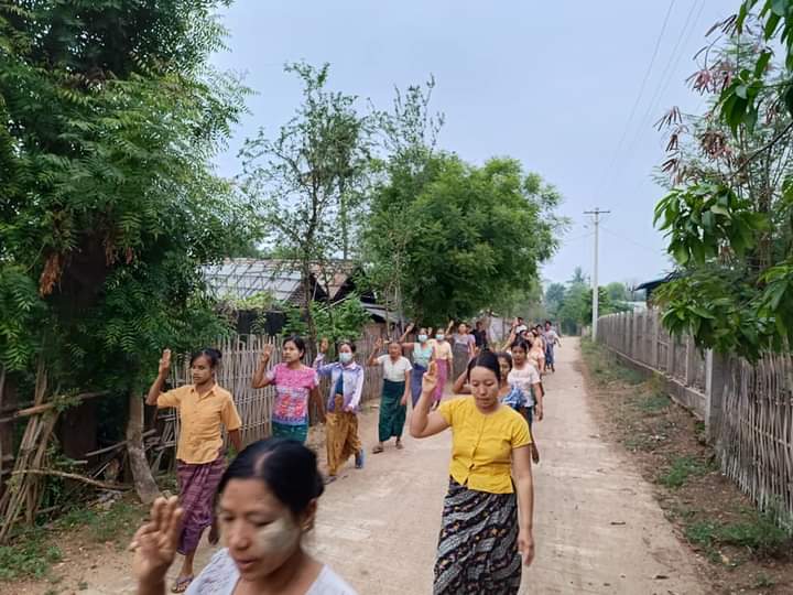 miN13700's tweet photo. Revolutionary residents in the northern part of Yinmarbin township continued their regular anti-dictatorship protest on the morning of May 4.

#HelpMyanmarIDPs
#2023May4Coup
#WhatsHappeningInMyanmar https://t.co/SQVcvbnvTt