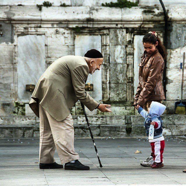 على ويش تكبر ،، وترفعه هالراس
ترى اخـر نهايات العمــــــر حفـره

تواضع وخلك المحبوب بين الناس
ومد يمينڪ وصافح وخـذ اجــره

واذا منڪ تڪلمت بوزن وقياس
تنال الخير وذڪرك ينتشر عطره

معادن هالبشر فيها حديد وماس
ابد لاتغرك اللمعه وثمن سعـــره

ريما العلوي

صباحكم خير 😊

#صباح_الخيرᅠ