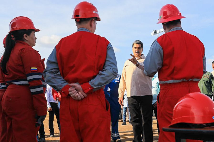 NicolasMaduro's tweet image. La conciencia, la fortaleza y las virtudes de la clase obrera son fundamentales para la construcción de una Patria libre y soberana, para plantearnos un horizonte victorioso en el proceso de resistencia frente a las agresiones imperialistas. Recuperaremos con esfuerzo propio toda…