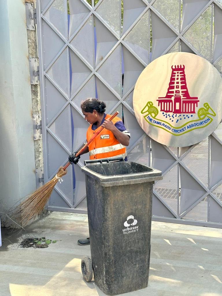 haribalaji's tweet image. Dear ⁦⁦⁦⁦@msdhoni⁩ &amp;amp; team
When you are in Chennai, request you to kindly take a pic with ⁦⁦⁦@SumeetUrbaser⁩ staffs who clean Chennai &amp;amp; now joined hands with ⁦@TNCACricket⁩ for #GreenProtocol (segregation of waste) inside the Chepauk Stadium. ⁦