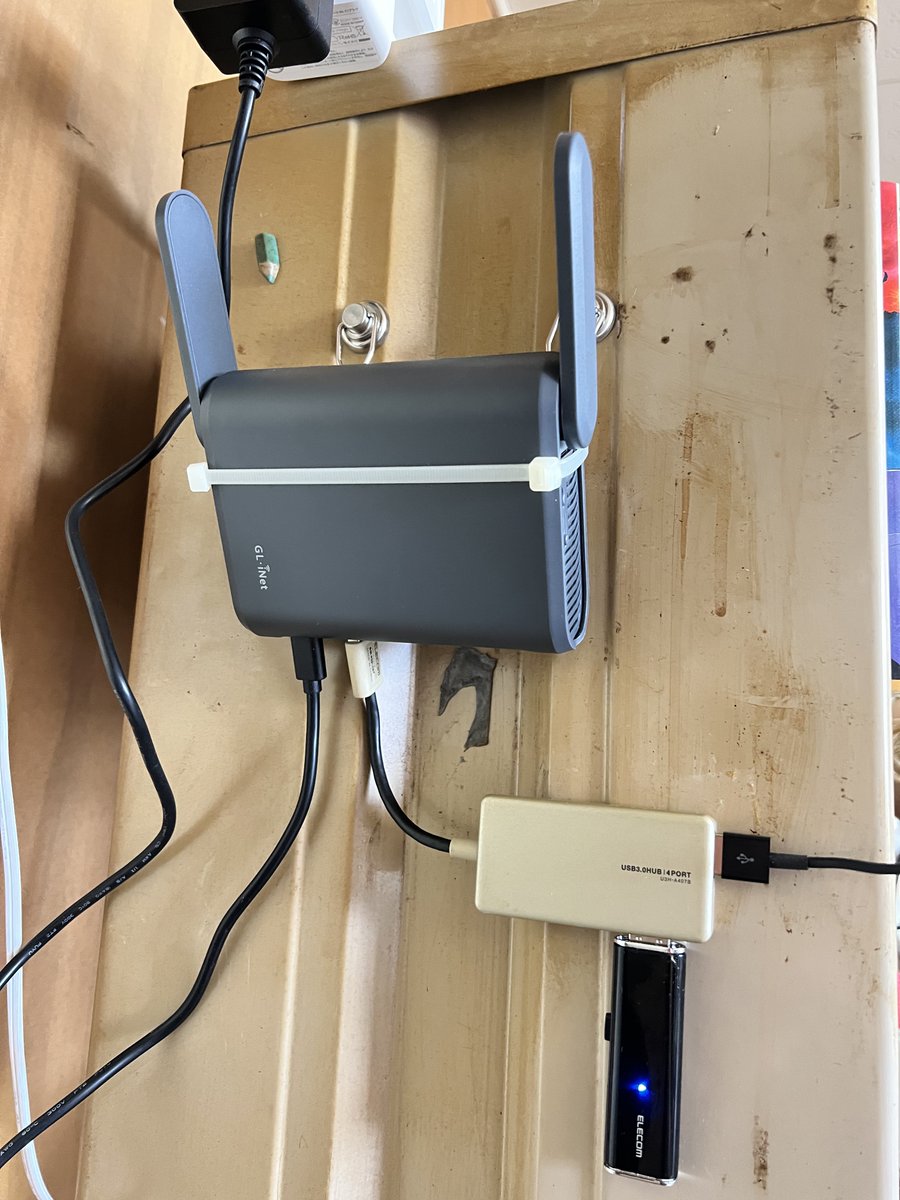 mani_mani_kun's tweet image. ちなみに

GL.iNet GL-AXT1800はUSBHUBが使えますよ～

まあ、無線機能やらSDカードリーダーやら詰め込んだ小さいLinuxPCの様なモノなので(o´罒`o)

#GLiNet
#GLAXT1800