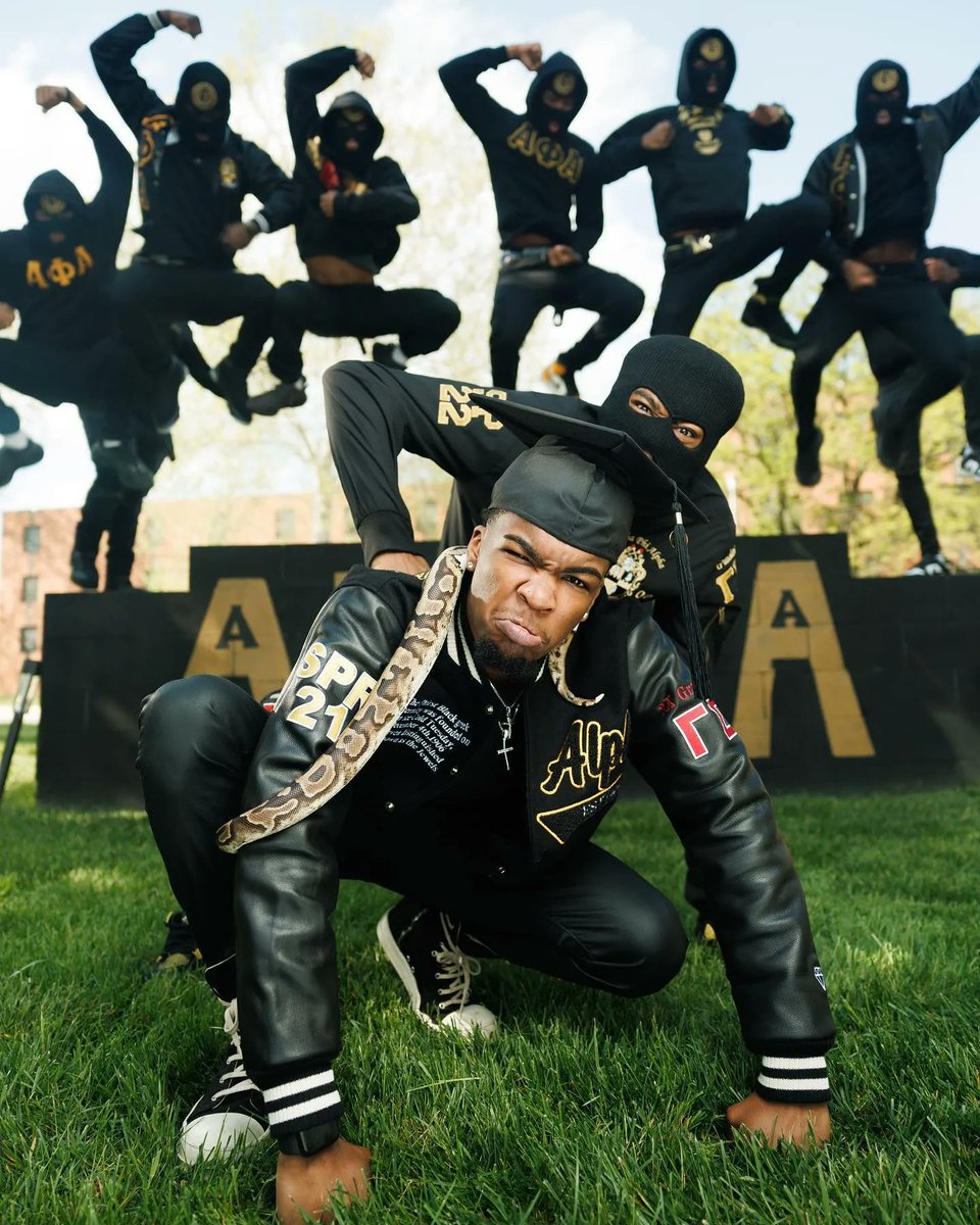 hbcualum's tweet image. "Graduated from a jungle where them apes get gruelin’ if you forget to say it 3X!" 🦍 | 🎓: Tamon Frisby | 📸: @jrthekidproductions #ΑΦΑ 
@DSUHornets #DelawareState