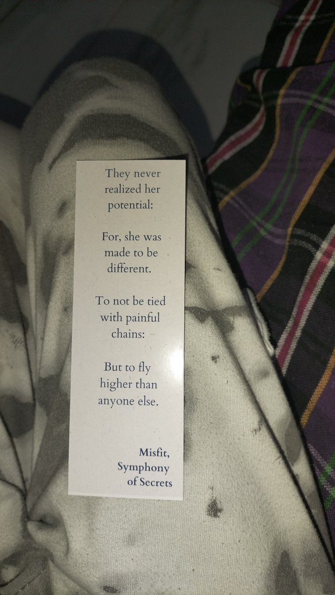 Look how pretty my bookmark samples turned out to be 😍😍

Should I sell these somewhere? Would anyone be willing to buy them?

#poems #poetrytwitter #WritingCommunity #bookmarks #bookswag #poetrylovers #readerscommunity