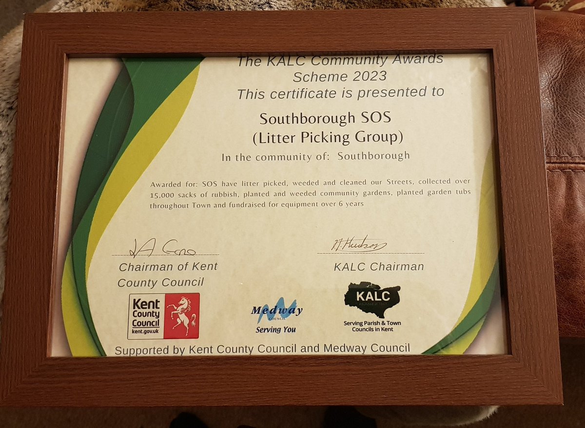 SosSouthborough's tweet photo. We won an award from KALC 🙂💪 thank you so much for recognising the hard work of our dedicated volunteers @KeepBritainTidy @TWellsCouncil #KALC #litterheroes #lovewherewelive @SouthboroughSt @SouthboroughUK @SouthboroughTC https://t.co/I13UhI4AQ4