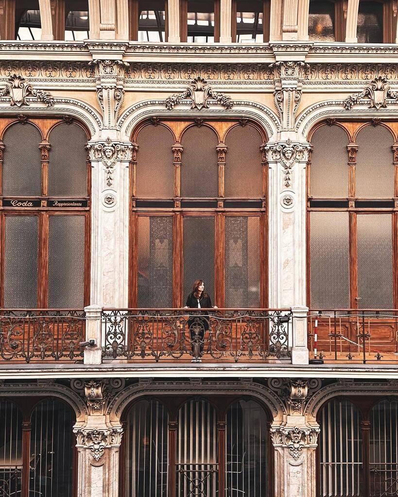 📍Torino @daisyromaniello è local manager dal 2016, e da allora non smette di cercare nuovi posti da visitare, fotografare e raccontare a Torino: “se c’è un luogo che più di altri per me rappresenta a pieno la città, quello è la Galleria Subalpina. Sotto la sua bella copertur…