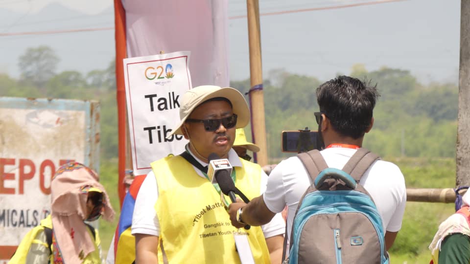 TibetCollective's tweet photo. Despite the challenges, the spirit of the Tibetan Youth Congress remains strong as volunteers march for 11 hours, spreading awareness, distributing pamphlets and raising slogans for the cause. #TibetMattersMarch

Photo Credits: @TYCentrex https://t.co/w6B2Pciaov