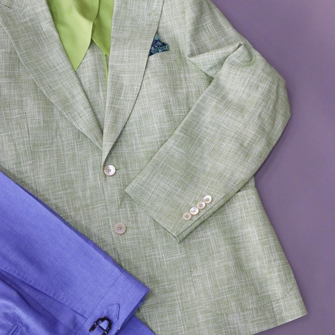 Тонкий зелёный пиджак отлично подходит для лета, и будет сочетаться не только со стандартными джинсами и светлыми брюками, но и с шортами.

Также этот предмет гардероба сможет отлично оживить банальный лук📷