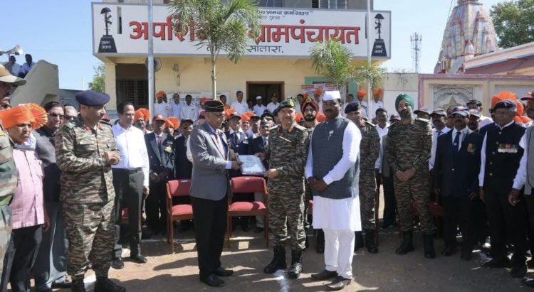 Nimitiwari's tweet photo. There is a village in Maharashtra where every family has one member enrolled in Indian Armed Forces, a tradition set since WW-II till date.
The name is Apshinge Village of Satara District.
#youth #Apshinge #maharashtra #armedforces @DefPROMumbai @tourismgoi @maha_tourism https://t.co/Jn09xJZWDj