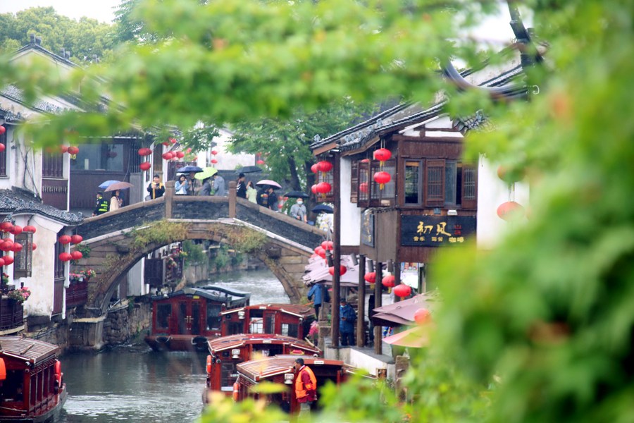 XHNews's tweet photo. China sees international tourism boom on May Day holiday https://t.co/cL2yQolzqH https://t.co/476s3XJ0EA