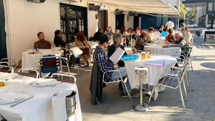 ¿De turismo en Barcelona? Te recomendamos 10 restaurantes sin chanclas con calcetines elperiodi.co/isvfz3