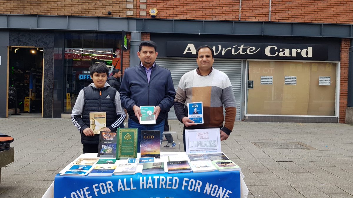 amea_wm's tweet image. #messageofpeace on 1st May 2023 members of ⁦@amea_wm⁩ distributed message of peace at Walsall town centre.
⁦@ukmuslims4peace⁩ ⁦@Ansarullah_UK⁩ ⁦@AMAWalsall⁩ ⁦@WalsallCouncil⁩