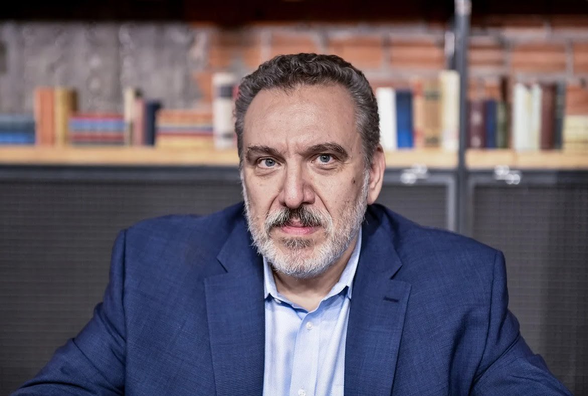 Ρωτάει ο δημοσιογράφος στον Σκαι για την παιδεία τον Οθωνα Ηλιοπουλο, επικεφαλής του ψηφοδελτίου επικρατείας του ΣΥΡΙΖΑ.
Οικονόμου: είστε κατά της ελάχιστης βάσης εισαγωγής στα πανεπιστήμια;
Οθ.Ηλιοπουλος: Βεβαίως.
Οικονόμου: είστε κατά της πανεπιστημιακής αστυνομίας;