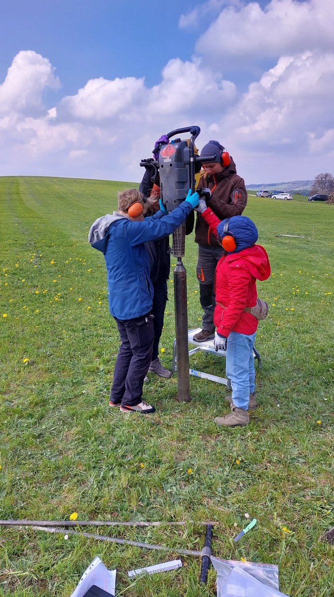 BExplo_de's tweet photo. Am 2.5. startete in allen drei Explos die 3-jährliche #Soil Sampling Campaign. Die Probennahme findet auf allen #Grünland und #Wald Flächen statt. Zusätzlich kommt dieses Mal auch eine Cobra für die Beprobung des #Unterbodens zum Einsatz. Eindrücke vom #AlbExploratorium. https://t.co/NnSfrdVBH2