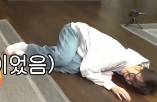Pov: the head of student council an yujin
(Left) "joins and plans for all the MT activities" 
"Stern during the meeting"
-DURING THE ACTUAL MT-
(Right) "loses the drinking game 5 times in a row"
"Beg on her knees to go easy on her"
😭😭😭😭😭😭😭