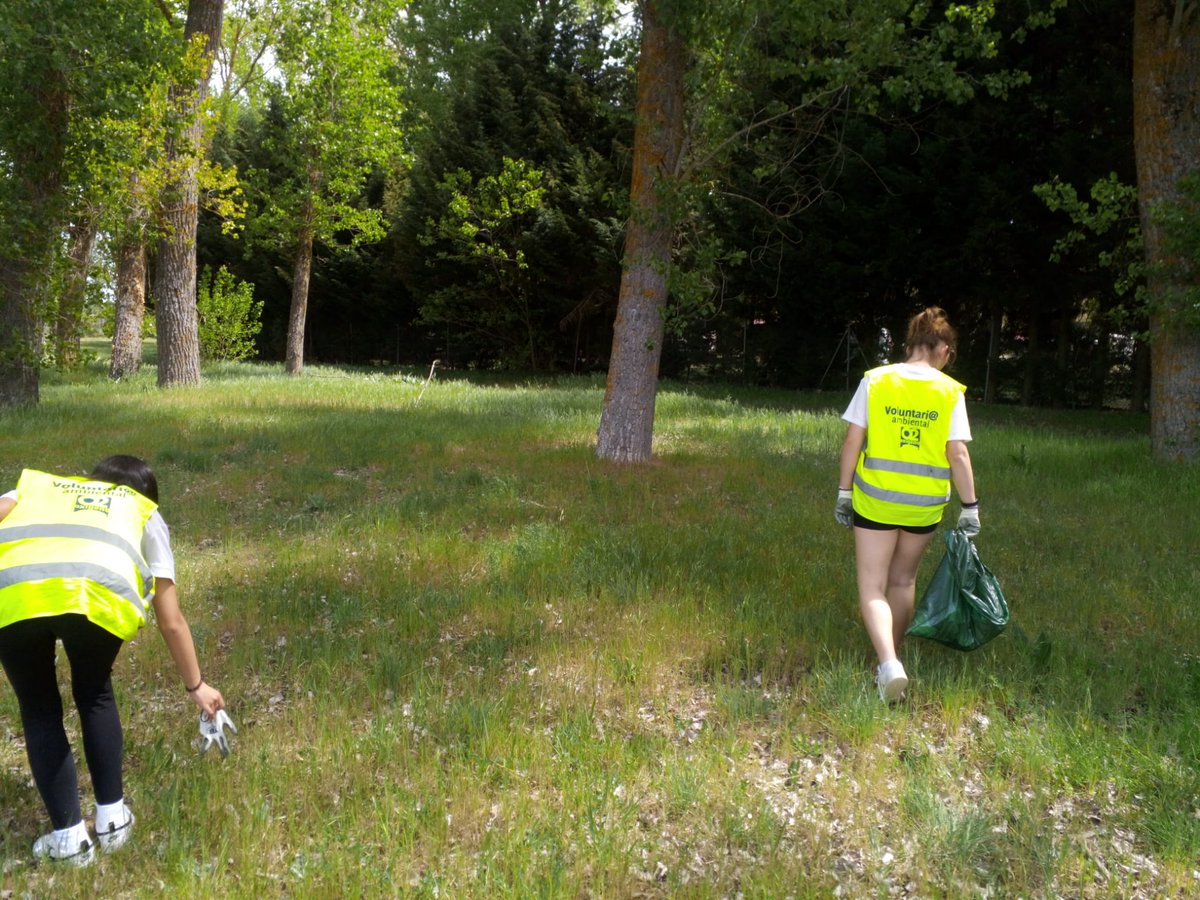 fundacionO2's tweet photo. #Burgos
En la zona de Fuenteprior, con alumnos del @IesPintor estuvimos realizando una acción de voluntariado y limpieza de los alrededores del Arlanzón, para su mejor conservación y sensibilización. Una tarea muy necesaria.
#csirios #microplasticosMACROBASURA https://t.co/lkXJMStEzk