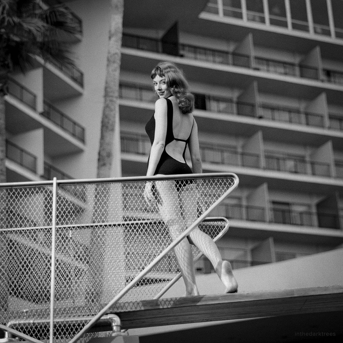 RT @Monica_FdB: ◾El outfit del verano #ArquitecturayModa

Vikki Dougan en Hotel Beverly Hills | 1️⃣9️⃣1️⃣2️⃣ | Elmer Gray
📷 Ralph Crane | 1️⃣9️⃣5️⃣7️⃣

#JuevesDeArquitectura #arquitectura #architecture #archilovers #diseño #design #fashionista