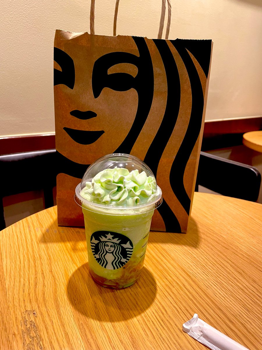 ToMilesi's tweet photo. THE メロン of メロン フラペチーノ🍈
 ストローに��肉が詰まるくらい入ってました😝 
#スターバックス https://t.co/33rrsyl6Ux